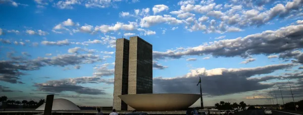 Poderes em atrito, população sozinha