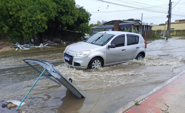 Cratera de cinco metros causa transtornos na Domingos de Almeida