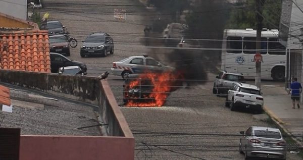 Carro pega fogo no centro de Pelotas