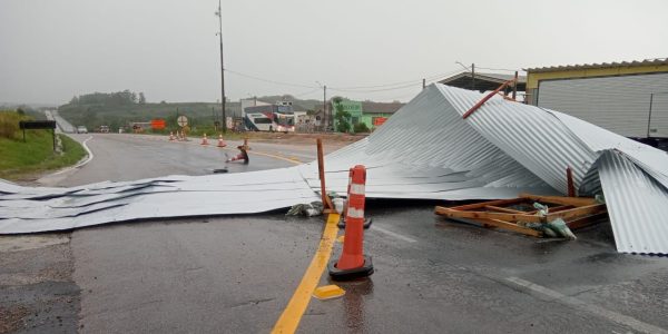 Telhado é arrastado pelo vento e causa bloqueio na BR-116, em Cristal