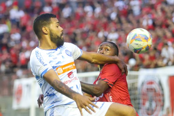 Otávio renova com o Brasil e é o primeiro jogador confirmado na era SAF