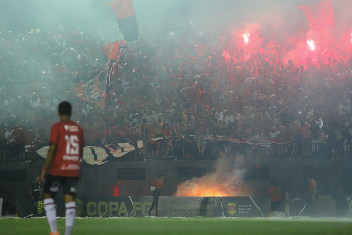 Em novo julgamento, Brasil recebe multa e não perde mais mandos de campo