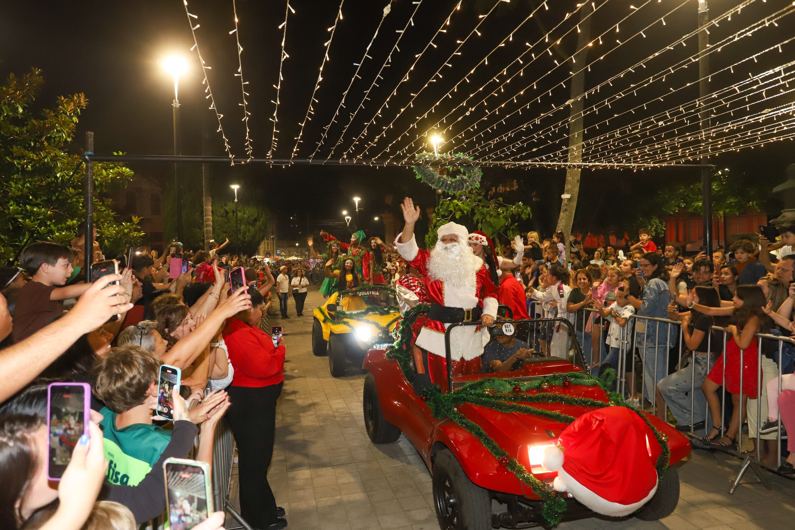 Comunidade recebe o Papai Noel no Centro de Pelotas