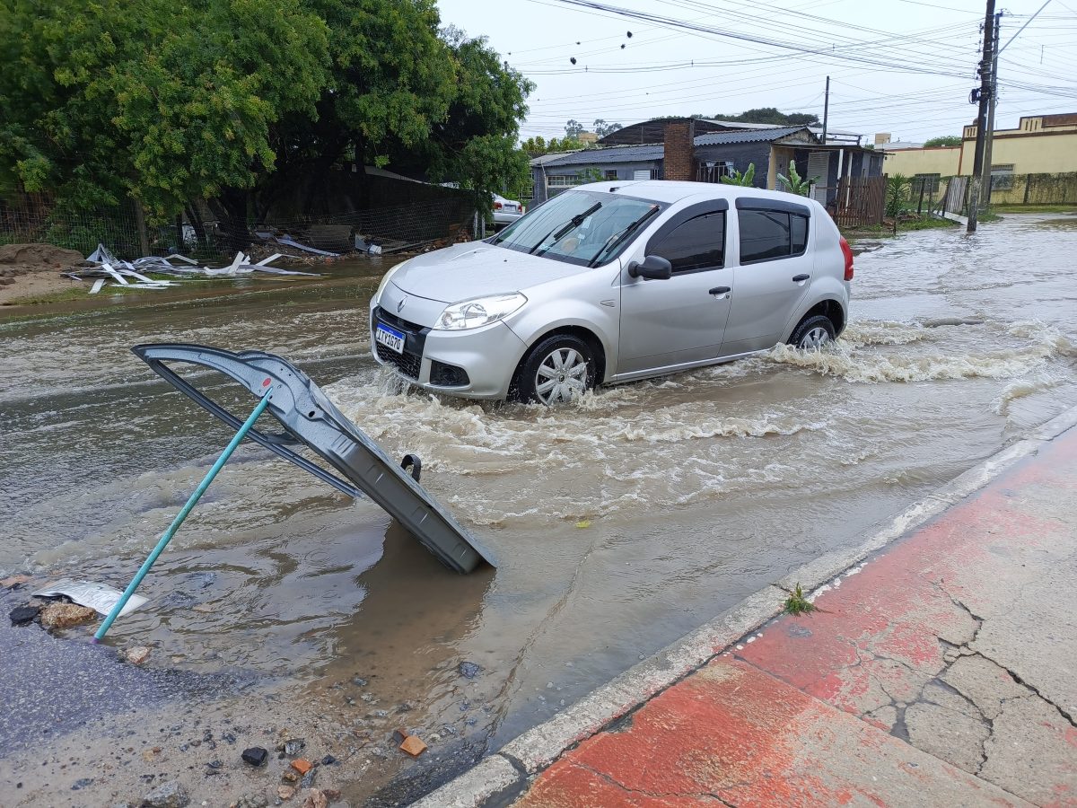 Cratera de cinco metros causa transtornos na Domingos de Almeida