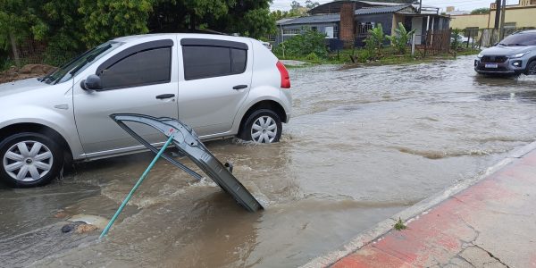 Cratera de cinco metros causa transtornos na Domingos de Almeida