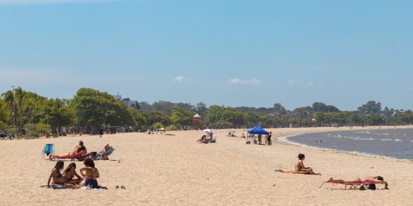 Previsão de altas temperaturas deve movimentar praias da região na virada