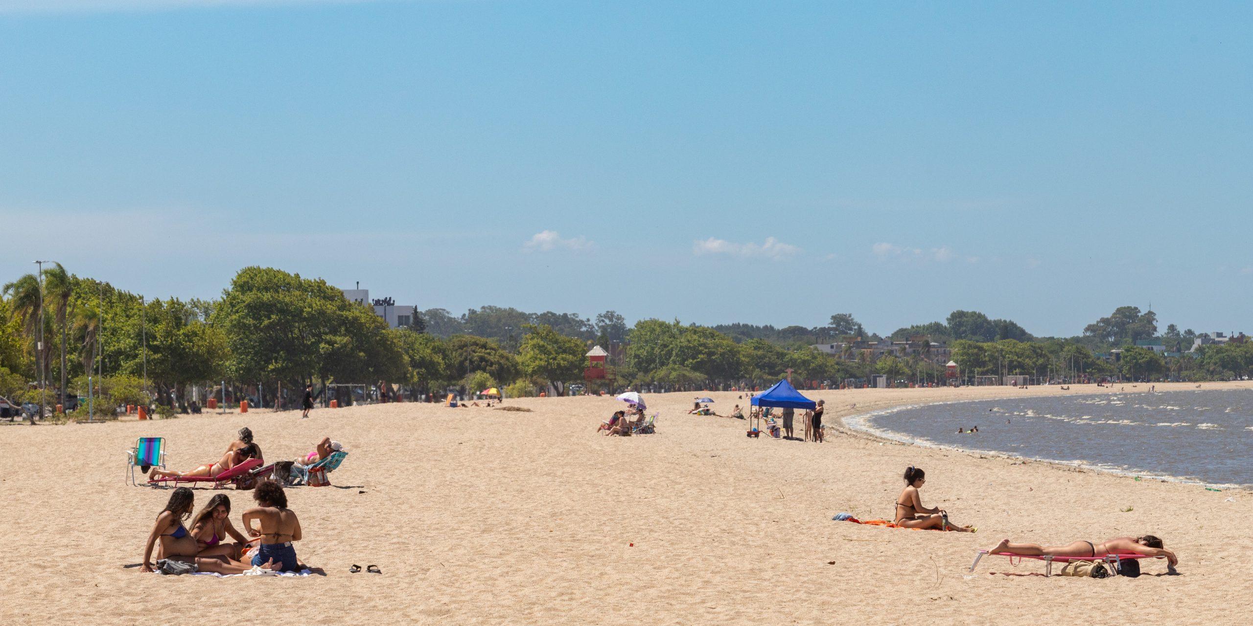 Previsão de altas temperaturas deve movimentar praias da região na virada