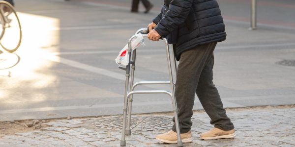 Árvore cai na Bento Gonçalves e atinge moto e carro