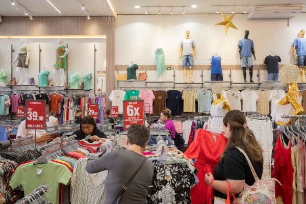 Movimento cresce no comércio de Pelotas às vésperas do Natal