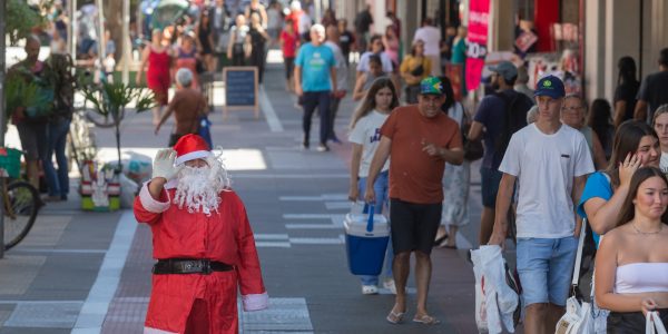 Comércio amplia horários para atender demanda de fim de ano
