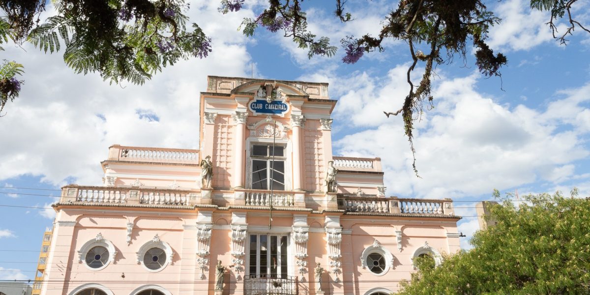 Celebração do aniversário do Clube Caixeiral teve salva de fogos de artifício, troca de diretoria e baile