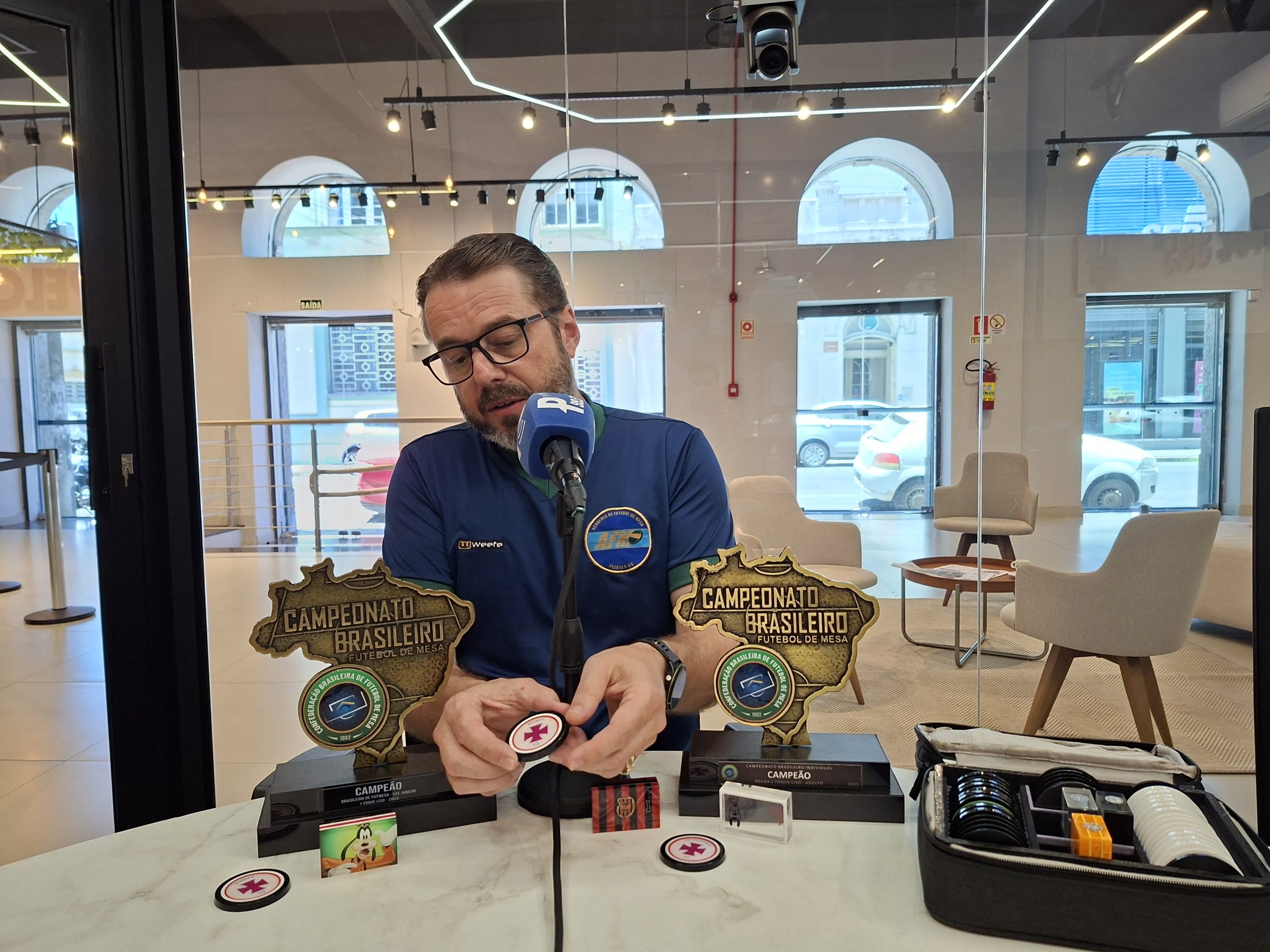 Sem sofrer gols, pelotense vence Brasileiro de futebol de mesa: “É um xadrez com habilidade manual”