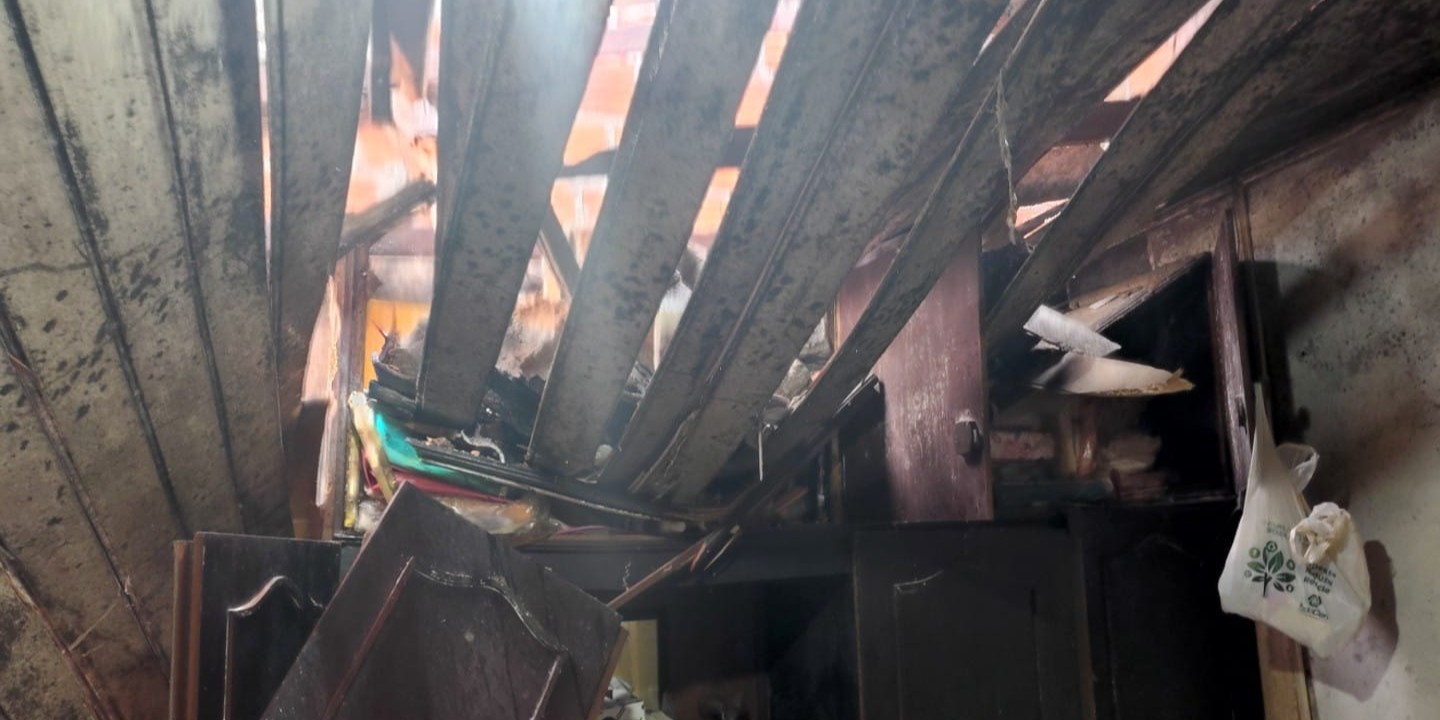 Residência é atingida por queda de parede de escola em Pelotas