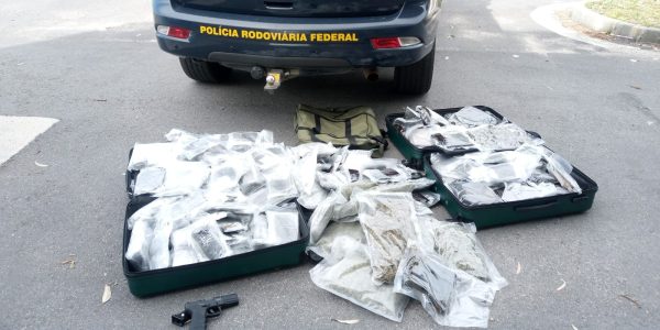 PRF prende motorista de caminhão com grande quantidade de haxixe e skunk em Rio Grande