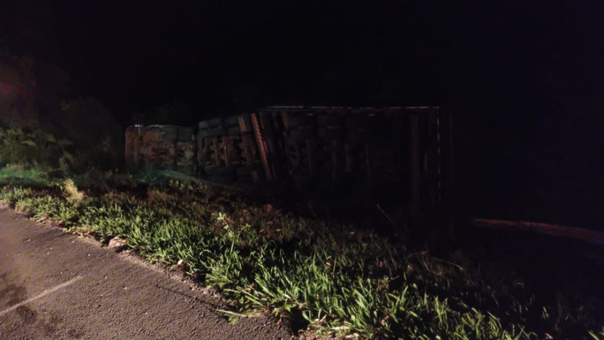 Saída de pista de caminhão deixa dois feridos graves na BR-392, em Pelotas