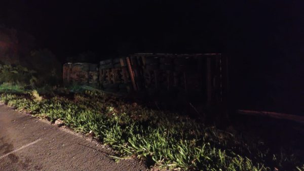 Saída de pista de caminhão deixa dois feridos graves na BR-392, em Pelotas