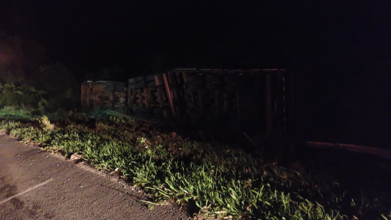 Saída de pista de caminhão deixa dois feridos graves na BR-392, em Pelotas