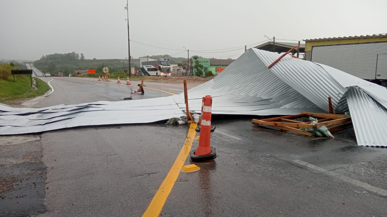 Telhado é arrastado pelo vento e causa bloqueio na BR-116, em Cristal