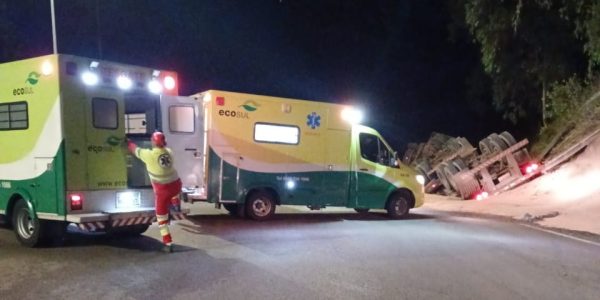 Carreta tomba no trevo de Morro Redondo, na BR-392