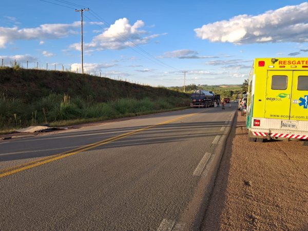 Motociclista morre em acidente envolvendo carreta na ERS-265 em Canguçu