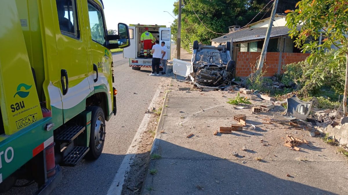 Carro atinge casa às margens da BR-392 e deixa três feridos em Pelotas