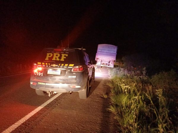 Homem embriagado e sem CNH é preso após furtar caminhão na BR-153