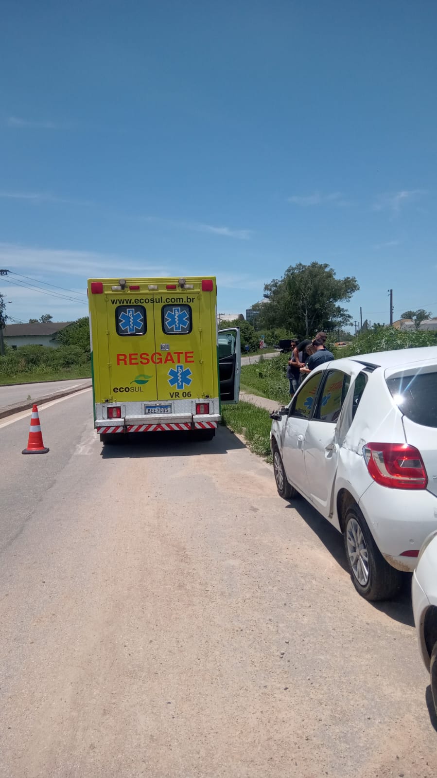 Caminhão e carro colidem na BR-116 em Pelotas