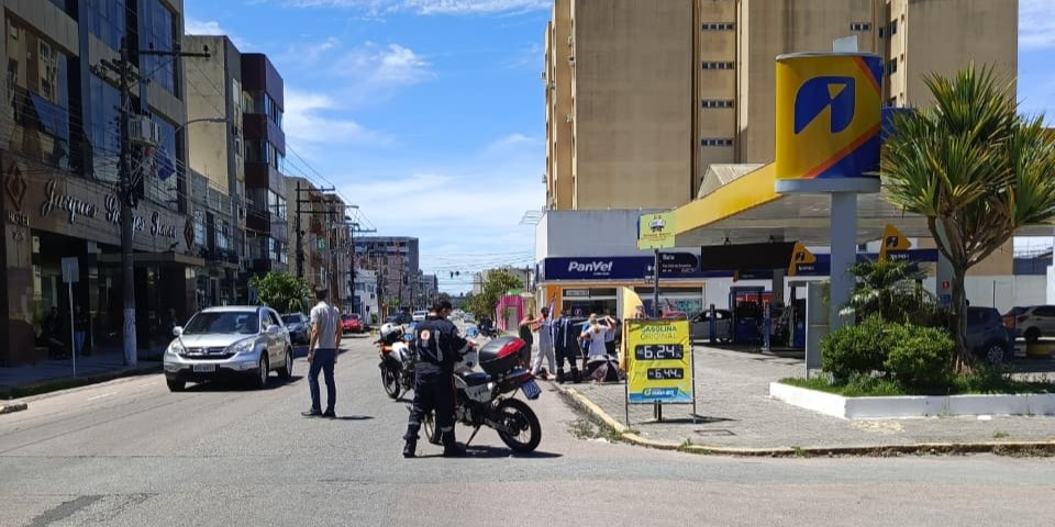 Acidente entre carro e moto deixa motociclista ferido na Almirante Barroso