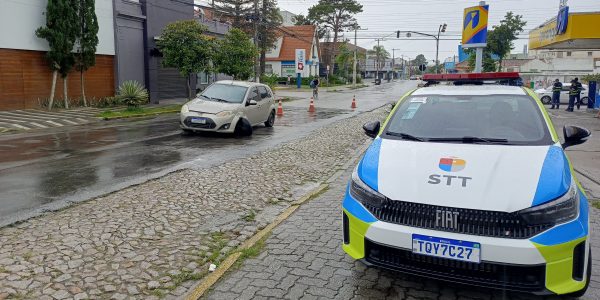 Motociclista fica ferido após colisão com carro no Centro