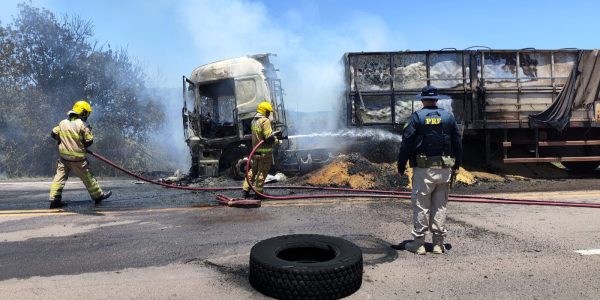 Caminhão incendiado interrompe BR-392 em Caçapava do Sul