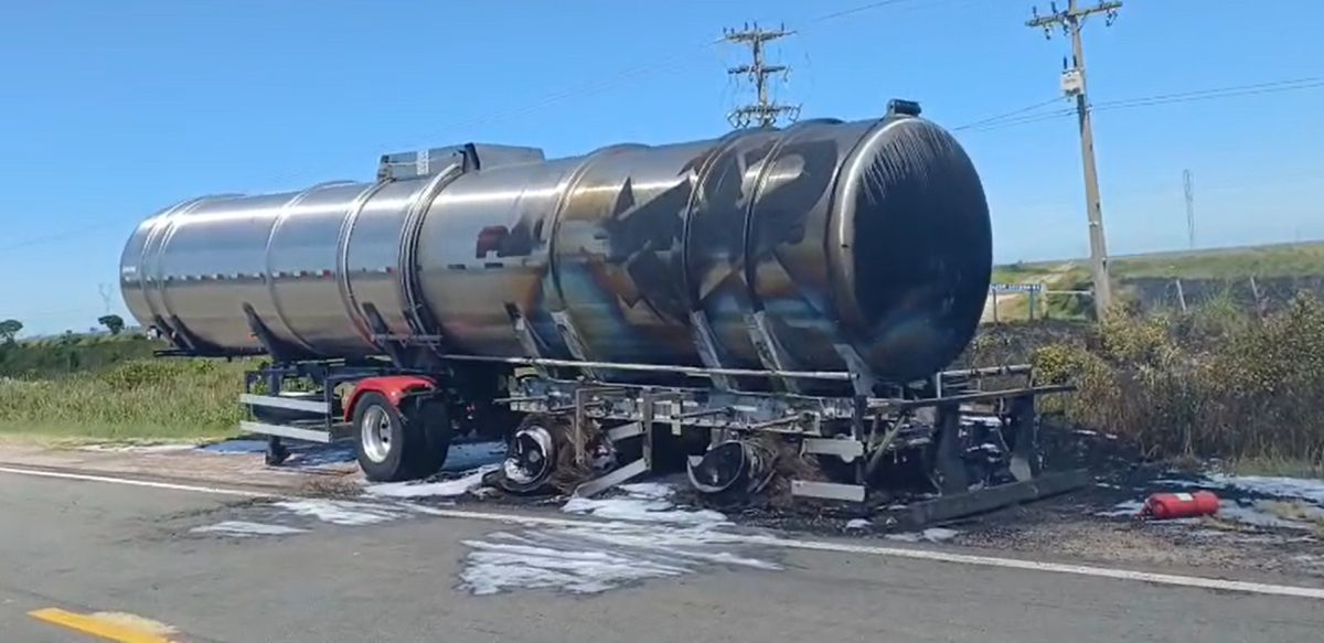 Caminhão pega fogo na BR-471 em Rio Grande