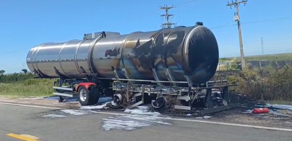 Caminhão pega fogo na BR-471 em Rio Grande