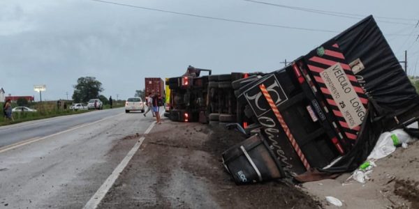 Carreta carregada com adubo tomba na BR-382, em Canguçu