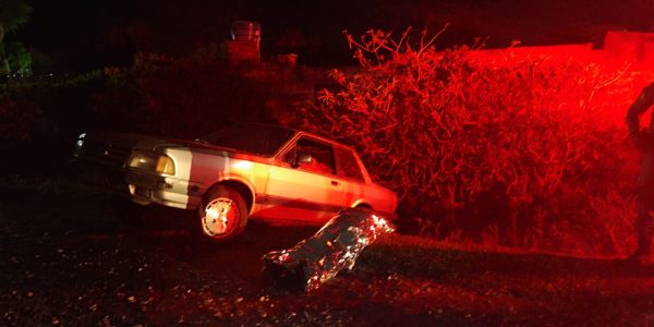 Homem de 65 anos morre após carro cair em uma vala