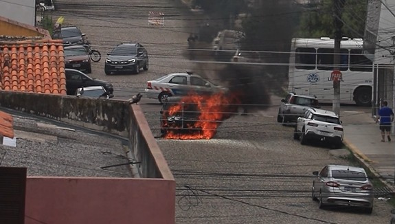 Carro pega fogo no centro de Pelotas