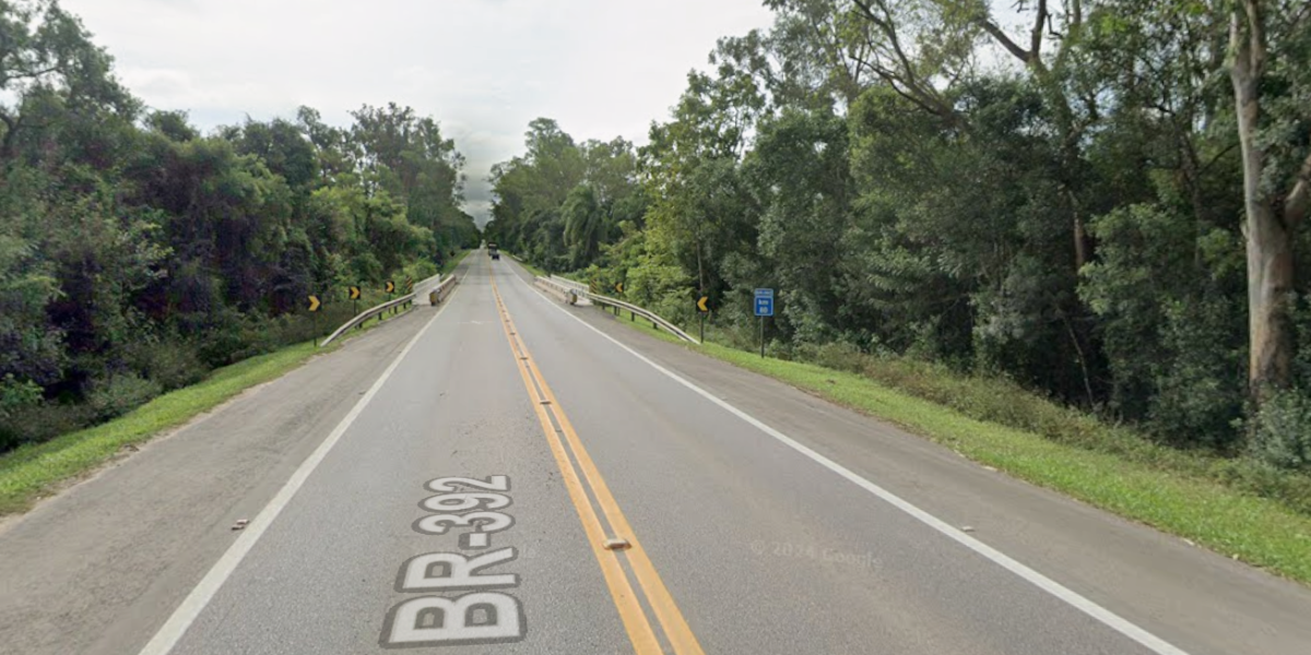 Retirada de caminhão provoca bloqueio total da BR-392 nesta manhã