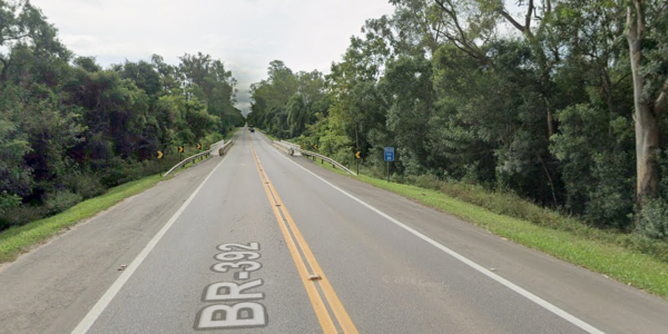 Retirada de caminhão provoca bloqueio total da BR-392 nesta manhã