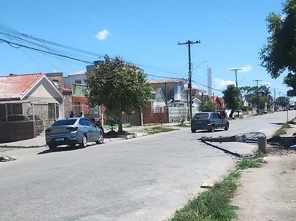 Colisão com poste interdita avenida na Cohab Tablada