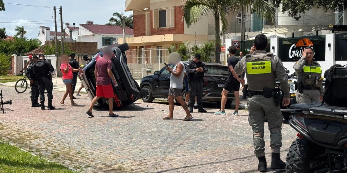 Carro vira após colisão com bicicleta no Laranjal