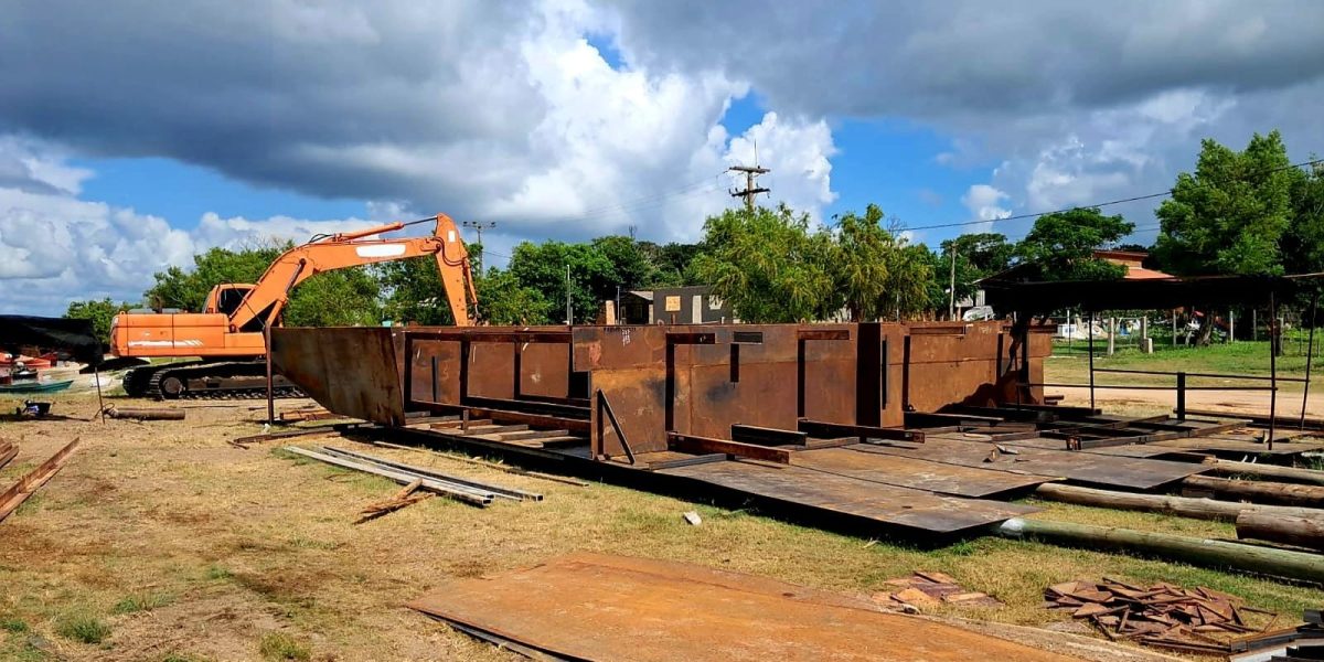 Brigada Militar flagra construção irregular de balsa em área de proteção ambiental
