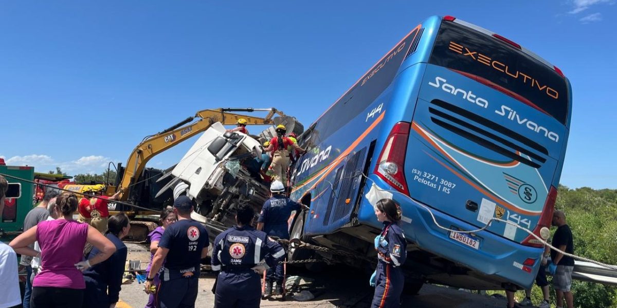 Empresa de ônibus e prefeituras divulgam notas de pesar após tragédia na BR-116