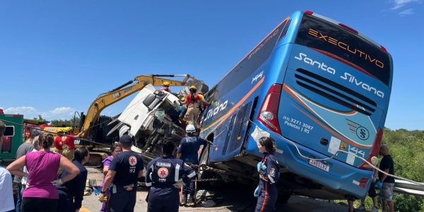 Empresa de ônibus e prefeituras divulgam notas de pesar após tragédia na BR-116