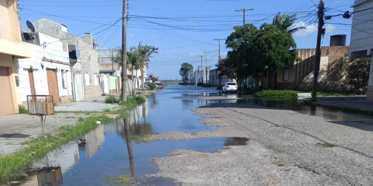 Ressaca ocupa toda a faixa de areia e deixa praia do Cassino em alerta