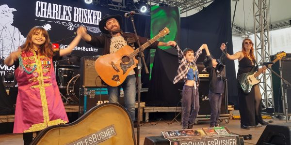 Família Busker leva show interativo com repertório Beatles para a Serra