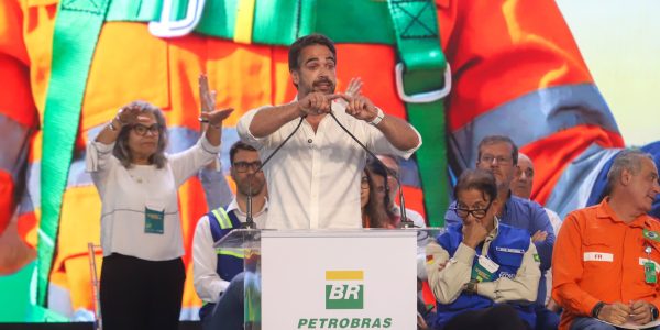 Eduardo Leite é vaiado por apoiadores do presidente Lula