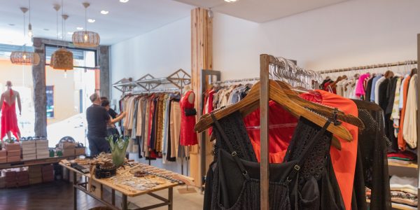 Micro e pequenas empresas contrataram mais de 1,3 milhão de pessoas em 2025