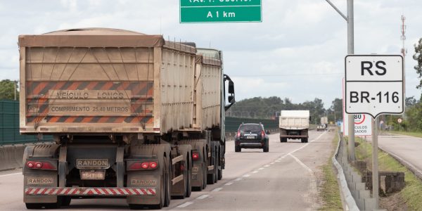 Mais de 27 mil veículos foram autuados por excesso de carga no Polo Pelotas