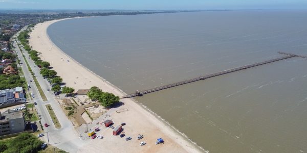 Praia do Laranjal está com todos os pontos próprios para banho