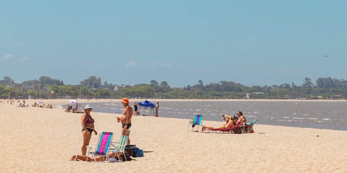 Praia do Laranjal está com todos os pontos próprios para banho