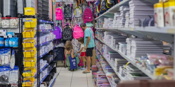 Compra antecipada de materiais escolares movimenta o comércio local